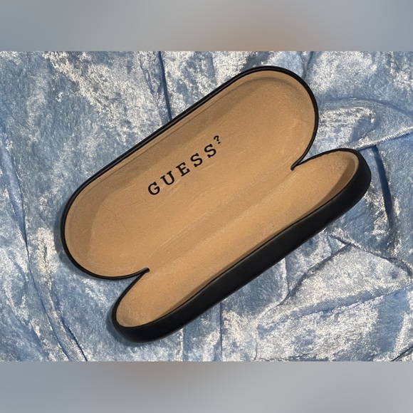 Guess Sunglasses/Clear Hard Storage case - Picture 5 of 5